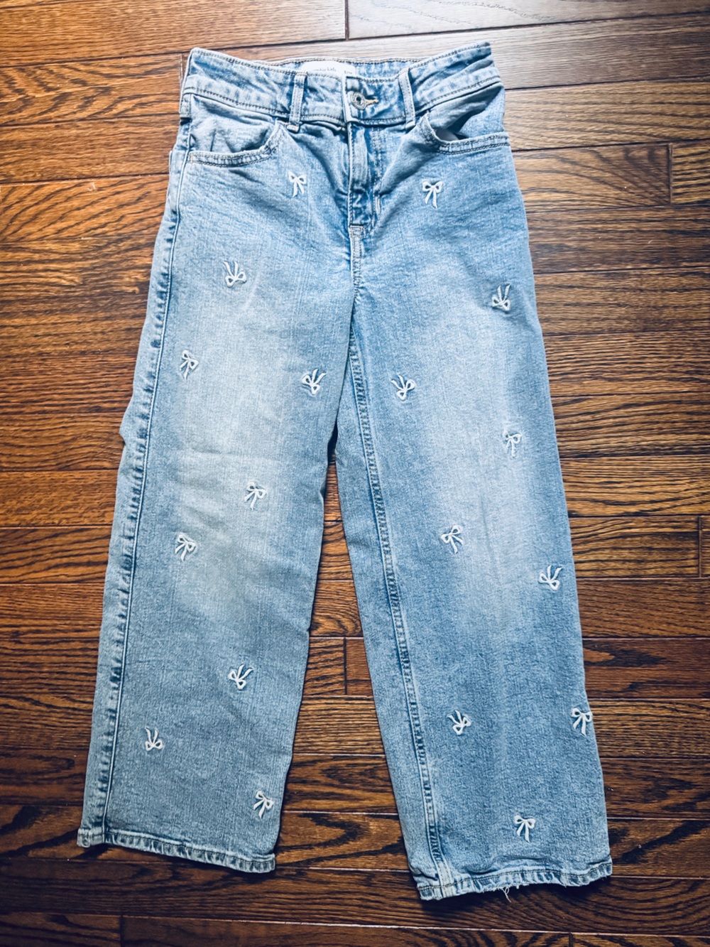 Abercrombie kids Straight-Leg High Rise Jeans with White Bow Embroidery